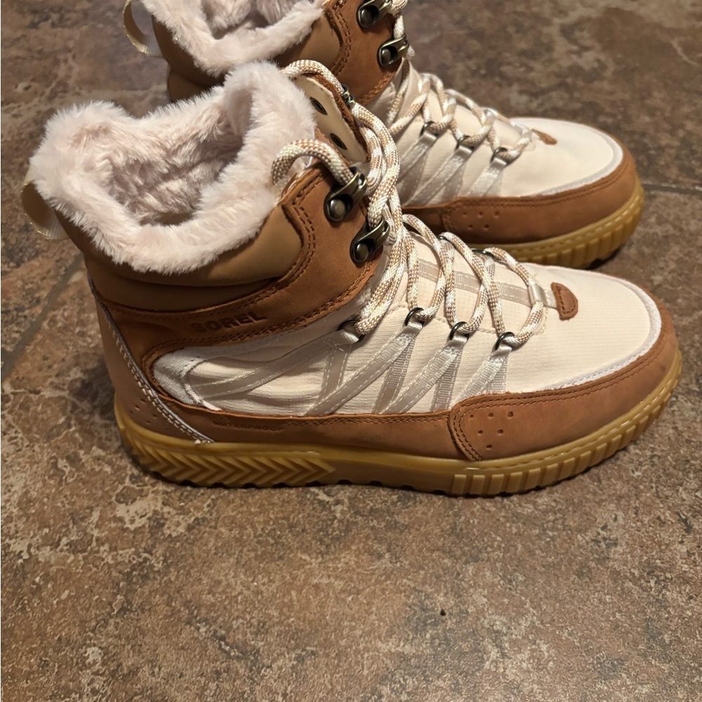 Sorel Tan and Cream Winter Boots with Fur Lining - Picture 4 of 6